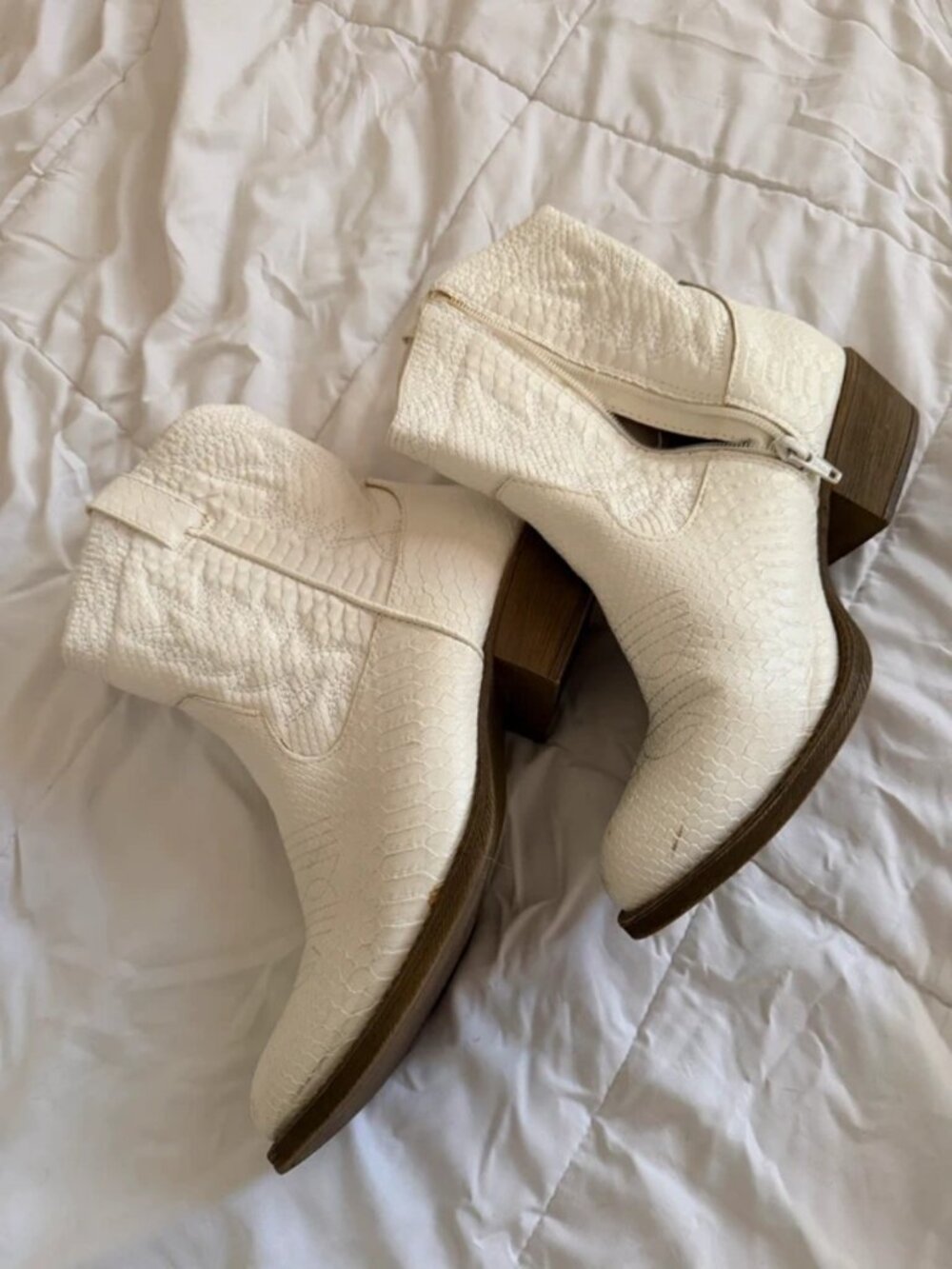 Short ankle cowboy boots - white snakeskin / Mardi Gras booties